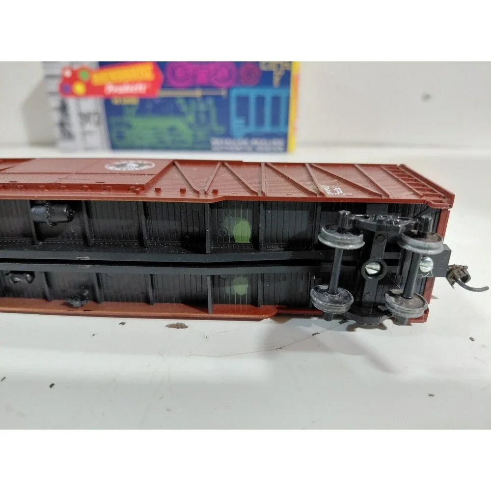 Roundhouse 2121 HO Gauge Model Railroad Great Northern Reefer Car w/Knuckle &Box